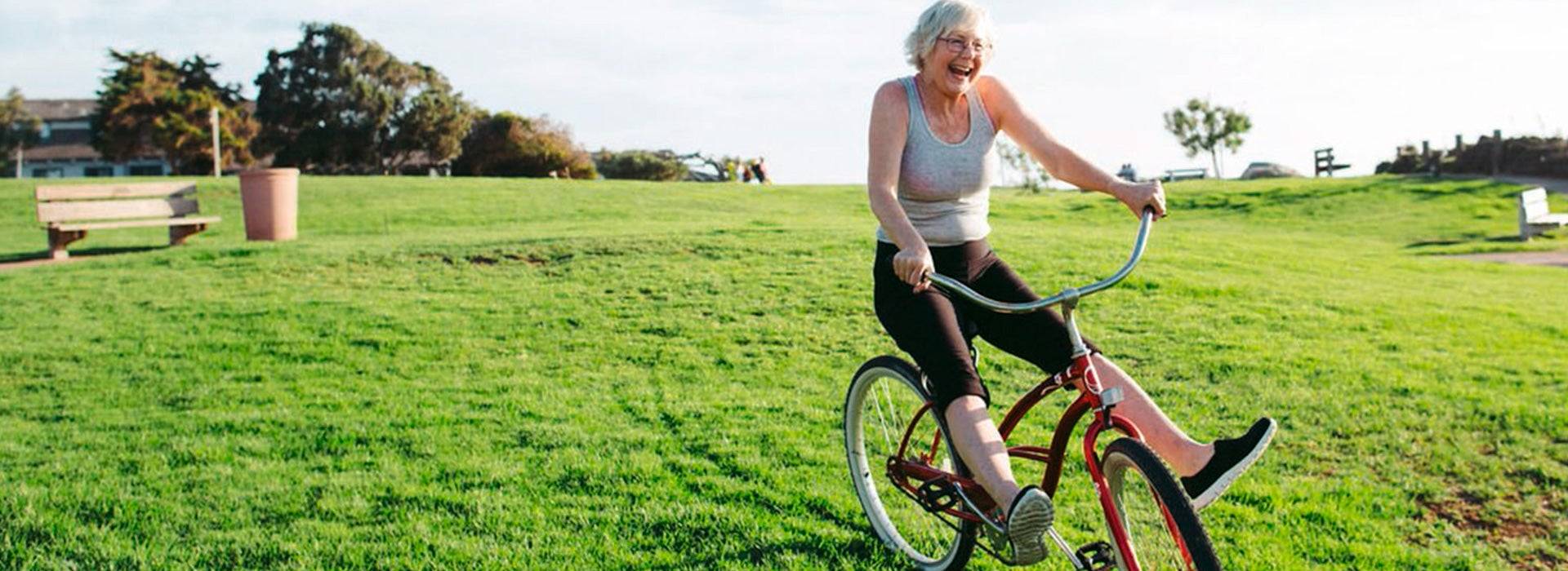 Mulher andando de bicicleta, representando uma das medidas que podem ajudar no tratamento da depressão